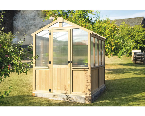 Holzgewächshaus mit Tür auf einer Wiese