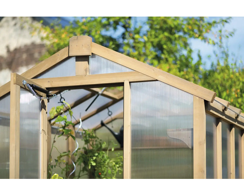 Detailansicht eines Gewächshauses mit Holzrahmen und transparenter Verkleidung.