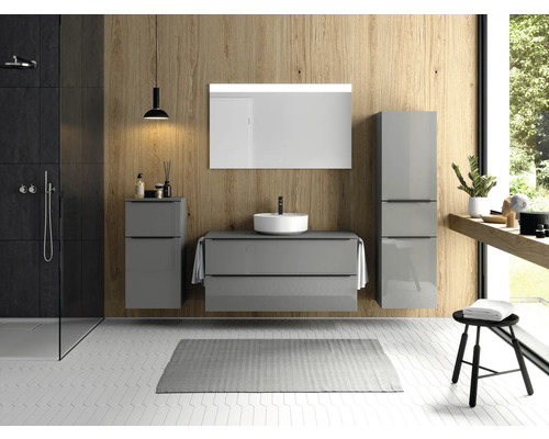 Badezimmer mit Dusche, Waschtisch, Spiegel und Stauraummöbeln in hellem Holzdekor und Grau