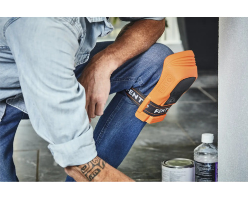 Handwerker mit Knieschonern der Marke Fento bei der Arbeit
