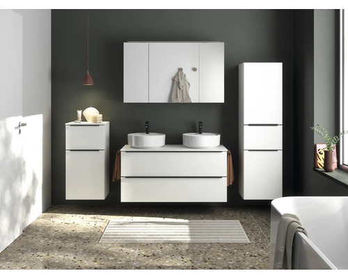Modernes Badezimmer mit weißem Waschtisch, zwei Aufsatzwaschbecken und passenden Schränken.