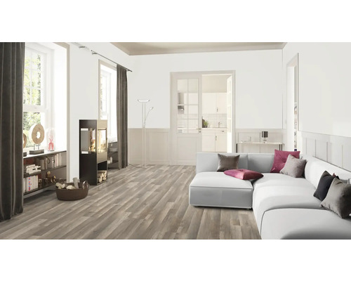 Wohnzimmer mit Holzboden, Sofa und Kaminofen