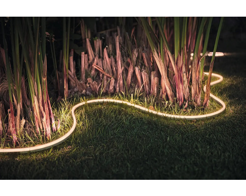 Flexible LED Leuchte im Garten mit Pflanzen