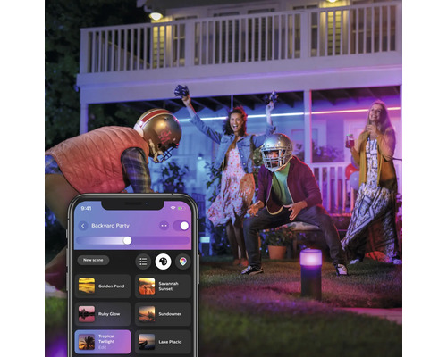 Gartenparty mit farbiger Beleuchtung und Smartphone-Steuerung