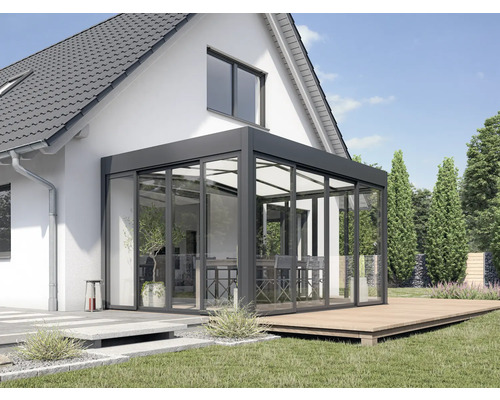 Modernes Wohnzimmer im Freien mit Glasanbau, Terrasse und Gartenmöbeln.