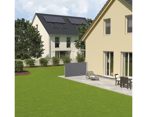 Garten mit seitlicher Markise, Terrasse mit Gartenmöbeln und Wohnhäusern