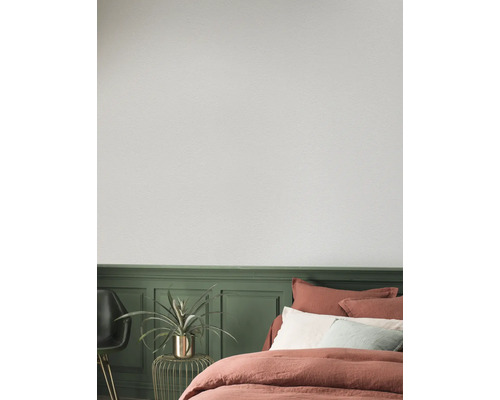 Helles Schlafzimmer mit Wandpaneelen, Bett und Zimmerpflanze