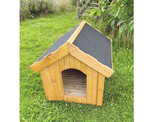 Holzhundehütte mit Dachpappe auf einer Rasenfläche