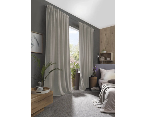 Schlafzimmer mit Vorhängen vor dem Fenster für die Fensterdekoration