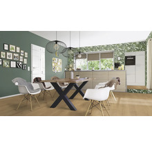 Esszimmer mit Holztisch, Stühlen und Dekoration in einem Haus