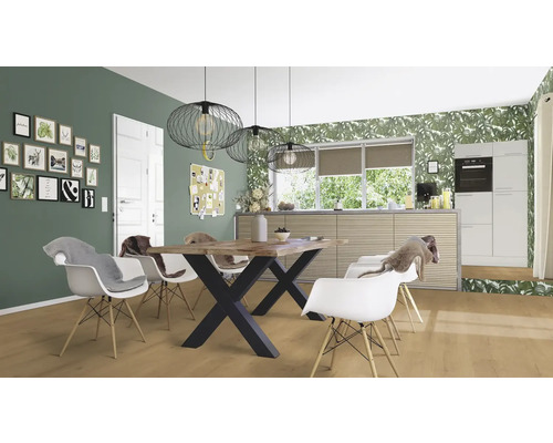 Esszimmer mit Holztisch, Stühlen und Dekoration in einem Haus