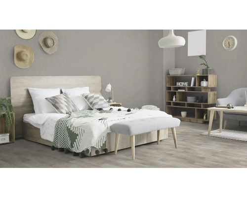 Helles Schlafzimmer mit Bett, Holzregal und Sitzbank