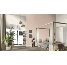 Schlafzimmer mit Himmelbett, Kleiderschrank und Zimmerpflanze