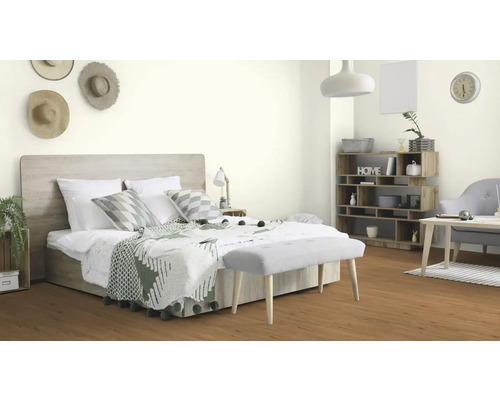 Helles Schlafzimmer mit Bett, Bank und Regalen aus Holz