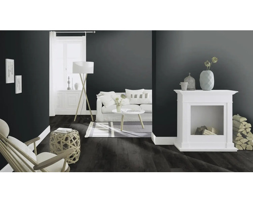 Wohnzimmer mit dunklem Laminatboden, Sofa, Lampe und Dekoration