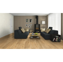 Wohnzimmer mit Holzboden, Sofa, Kamin und Dekoration