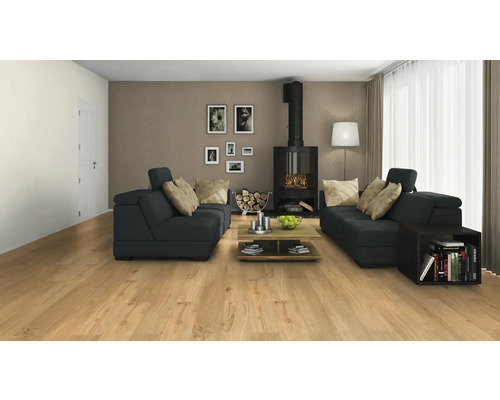 Wohnzimmer mit Holzboden, Sofa, Kamin und Dekoration