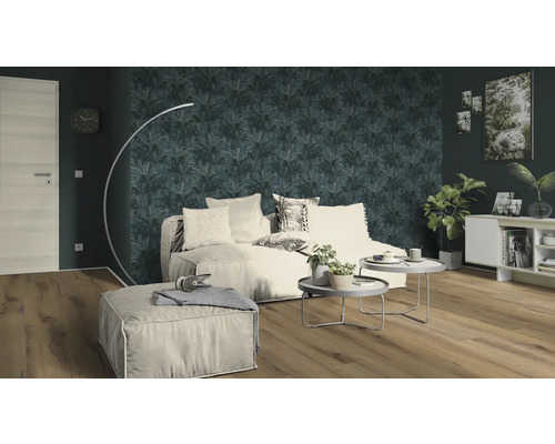 Wohnzimmer mit Sofa, Hocker, Couchtischen und Dekor auf Holzboden