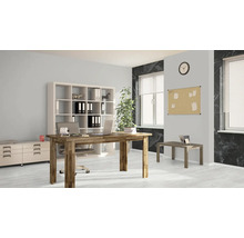 Büro mit Schreibtisch, Bürostuhl, Regal und Pinnwand