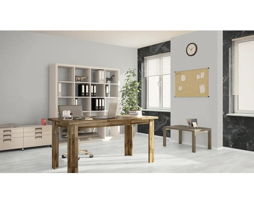 Büro mit Schreibtisch, Bürostuhl, Regal und Pinnwand