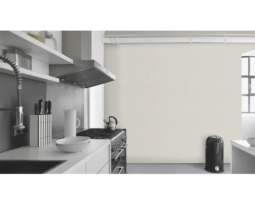 Helle Küche mit Küchengeräten und Kochutensilien.