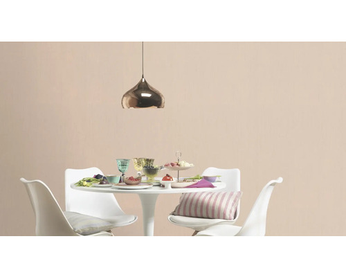 Esszimmer mit Esstisch, Stühlen und Hängelampe für eine helle und einladende Atmosphäre