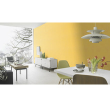 Heller Wohnraum mit gelber Wandfarbe, Esstisch, Sideboard und Fensterfront