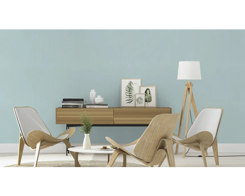 Modernes Wohnzimmer mit hellblauer Wand, Holzmöbeln und Leselampe