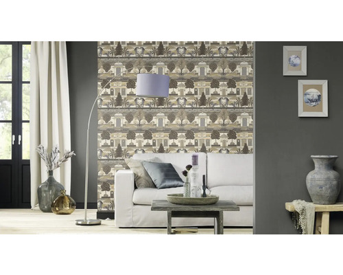 Wohnzimmer mit Sofa, Stehlampe und gemusterter Tapete im Innenbereich