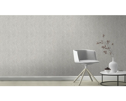 Helle Wand mit gemusterten Tapeten, Stuhl und Beistelltisch