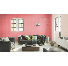 Wohnzimmer mit Strukturtapete, Sofa und Wohnzimmermöbeln