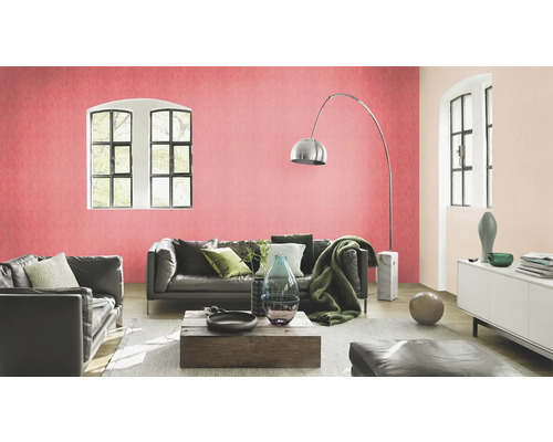 Wohnzimmer mit Strukturtapete, Sofa und Wohnzimmermöbeln