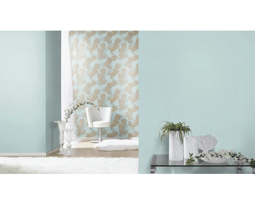 Heller Raum mit gemusterter Tapete, Stuhl und Dekoration