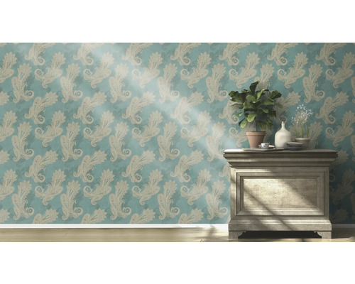 Wohnraum mit gemusterter Tapete, Kommode und Zimmerpflanzen