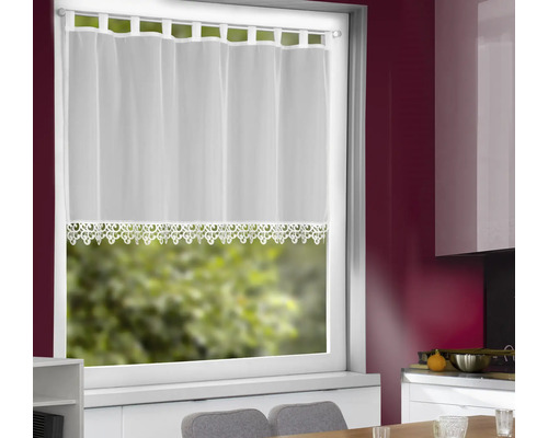 Gardinenstore mit Lochstickerei am Fenster in der Küche.