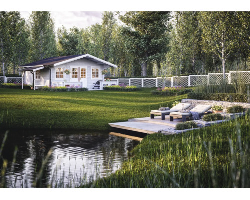 Gartenhaus aus Holz mit Terrasse am See in ländlicher Umgebung