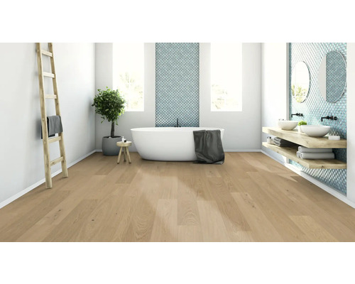 Helles Badezimmer mit freistehender Badewanne, Holzboden und Waschtisch