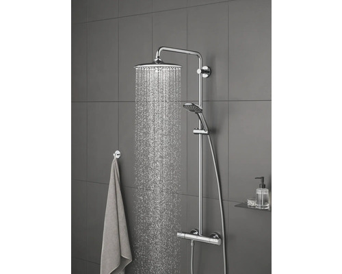 Duschsystem mit Kopf- und Handbrause im Badezimmer