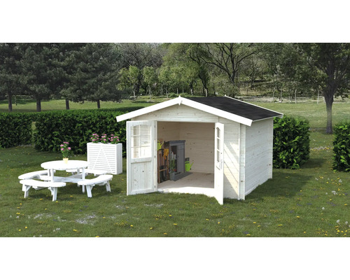 Garten Szene mit Gartenhaus, Picknicktisch und Pflanzenkasten auf einer Rasenfläche vor Bäumen.