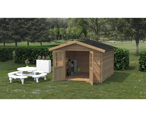 Gartenhaus Palmako Lotta 7,3 m² 340 x 330 cm tauchgrundiert braun Holzgartenhaus mit geöffneten Türen und Gartengeräten im Inneren, umgeben von Rasenfläche