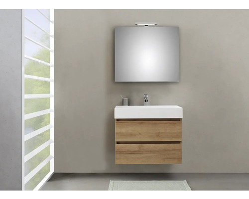 Badezimmer mit Waschtischunterschrank, Waschbecken und Spiegel