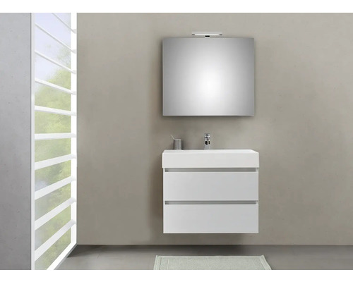 Modernes Badezimmer mit Waschbeckenunterschrank, Spiegel und Beleuchtung