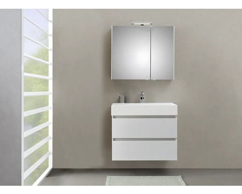 Modernes Badezimmer mit weißem Waschtischunterschrank, Waschbecken und Spiegelschrank