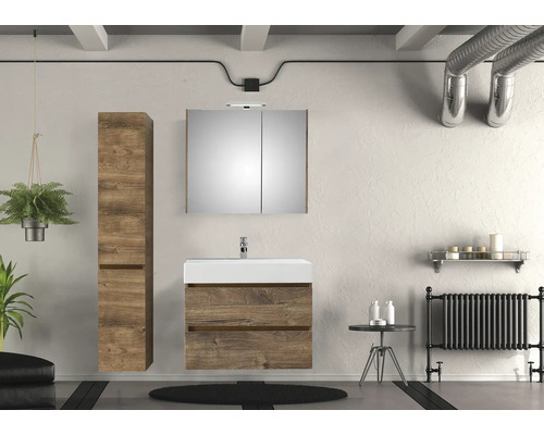 Badezimmer mit Waschtisch, Spiegelschrank und Hochschrank in Holzoptik