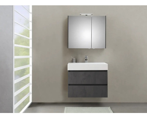 Badezimmer mit Waschbeckenunterschrank, Waschbecken und Spiegelschrank