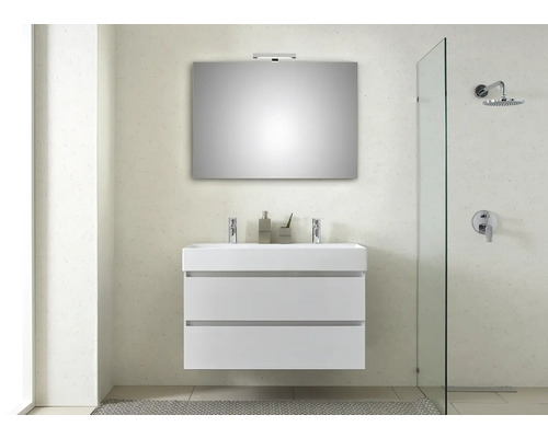 Badezimmer mit Waschbeckenunterschrank, Spiegel und Dusche