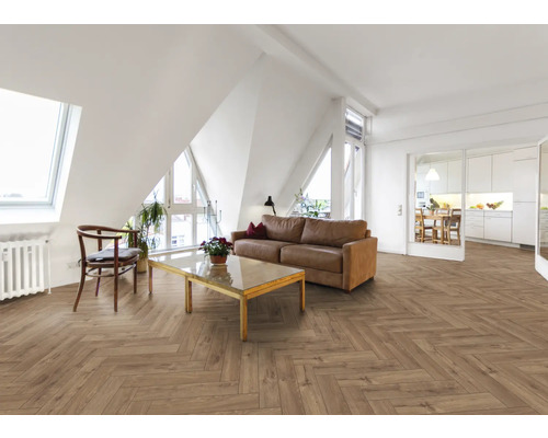 Wohnzimmer mit braunem Parkettboden im Fischgrätmuster, Sofa und Tisch