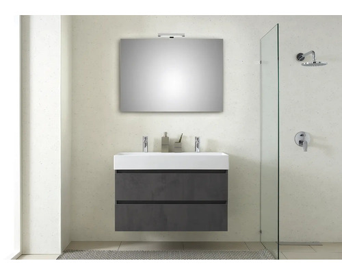 Modernes Badezimmer mit Waschtisch, Spiegel und Duschkabine