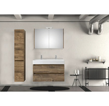 Badezimmer mit Waschtischunterschrank, Spiegelschrank und Hochschrank in Holzoptik.