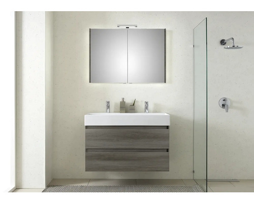 Modernes Badezimmer mit Waschbeckenunterschrank, Spiegelschrank und Duschkabine